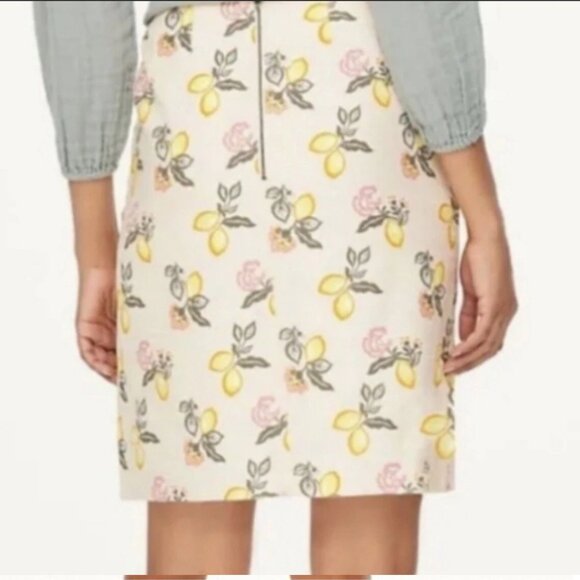 LOFT Beige Knee Length Midi Mid Pencil Lemon Fruit Flower Print Business Skirt 8 - Picture 3 of 5